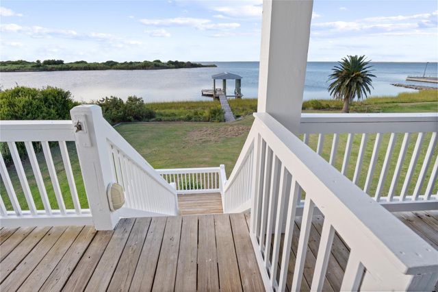 1682 Hamilton Avenue, Gilchrist, TX 77617