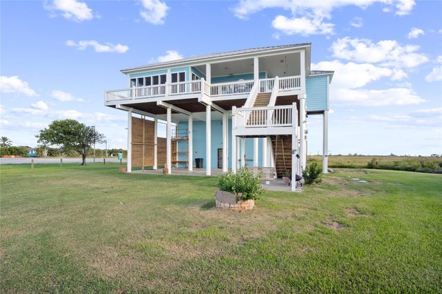 1682 Hamilton Avenue, Gilchrist, TX 77617
