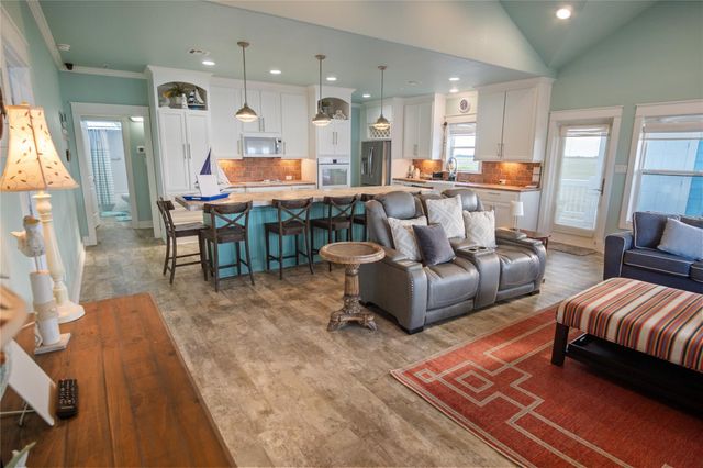 1682 Hamilton Avenue, Gilchrist, TX 77617