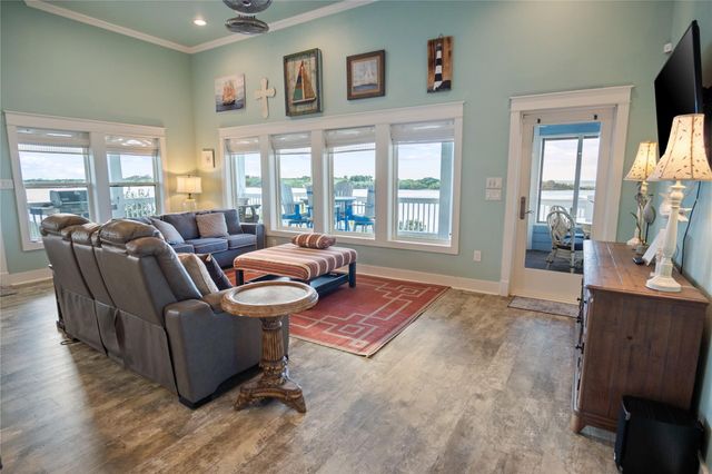 1682 Hamilton Avenue, Gilchrist, TX 77617