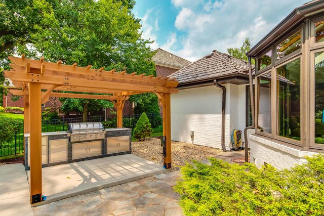 2221 Donegal Drive, Darien, IL 60561