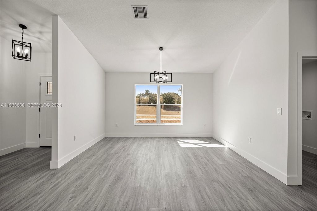 Image 13 of property listing at 9989 SW 42nd Ave, Ocala, FL 34476