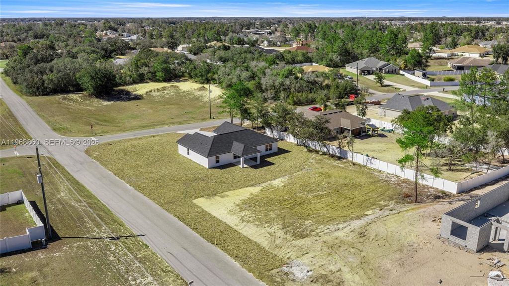 Image 9 of property listing at 9989 SW 42nd Ave, Ocala, FL 34476