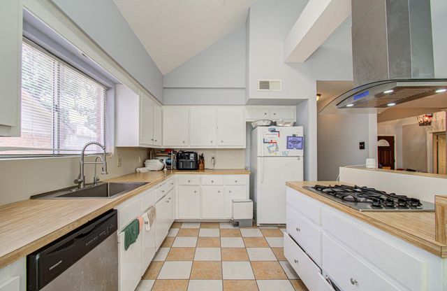 6602 Castle Lane Drive, Houston, TX 77066
