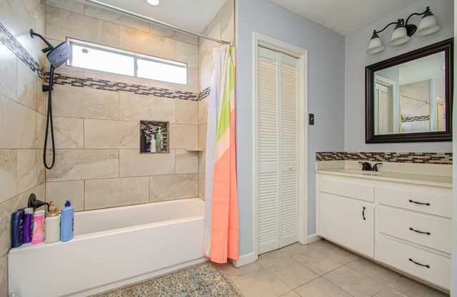 6602 Castle Lane Drive, Houston, TX 77066