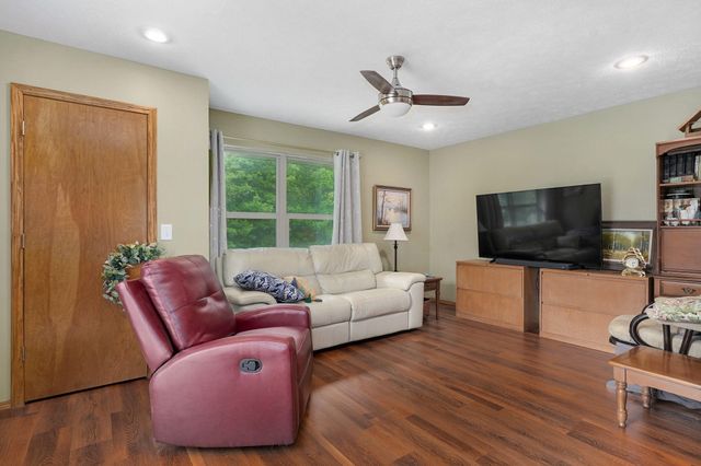 450 S Basswood Avenue, Republic, MO 65738