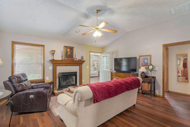 450 S Basswood Avenue, Republic, MO 65738