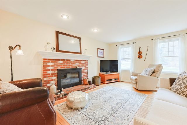 15 Tilting Rock Rd, Wrentham, MA 02093