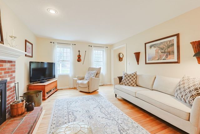 15 Tilting Rock Rd, Wrentham, MA 02093