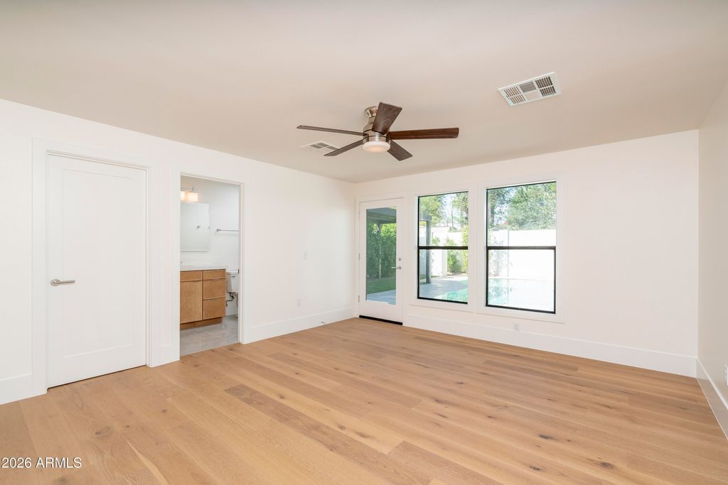 Image 10 of property listing at 518 W Holly Street, Phoenix, AZ 85003