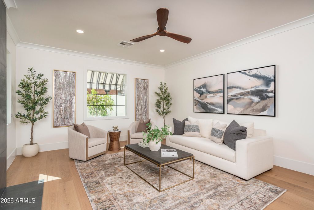 Image 12 of property listing at 518 W Holly Street, Phoenix, AZ 85003