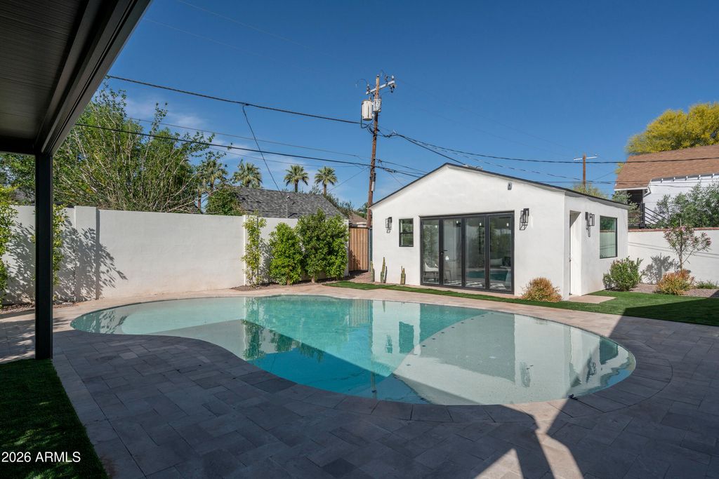 Image 28 of property listing at 518 W Holly Street, Phoenix, AZ 85003