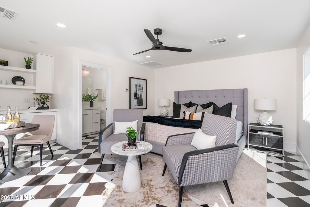 Image 31 of property listing at 518 W Holly Street, Phoenix, AZ 85003
