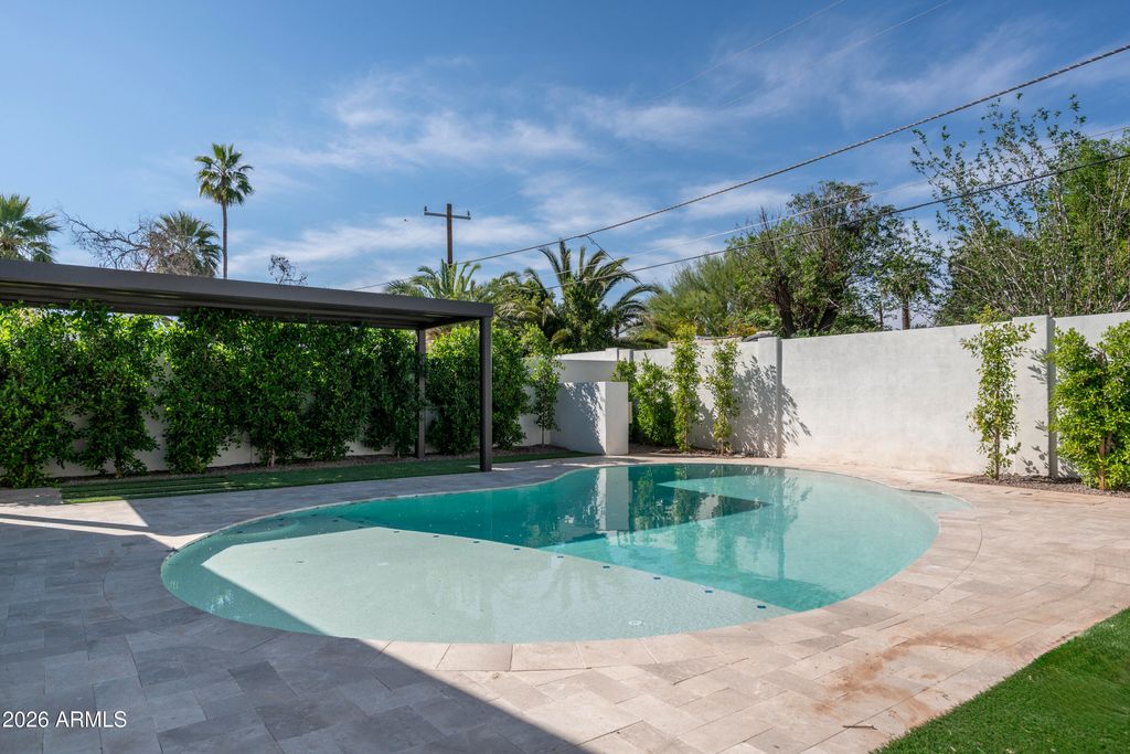 Image 4 of property listing at 518 W Holly Street, Phoenix, AZ 85003