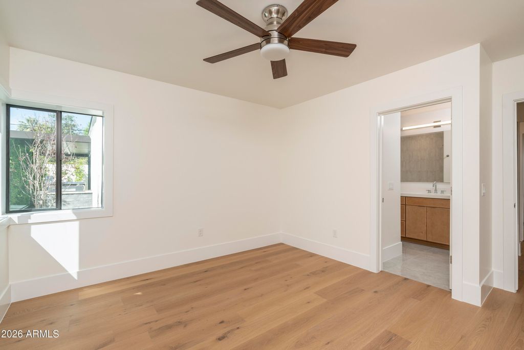 Image 5 of property listing at 518 W Holly Street, Phoenix, AZ 85003