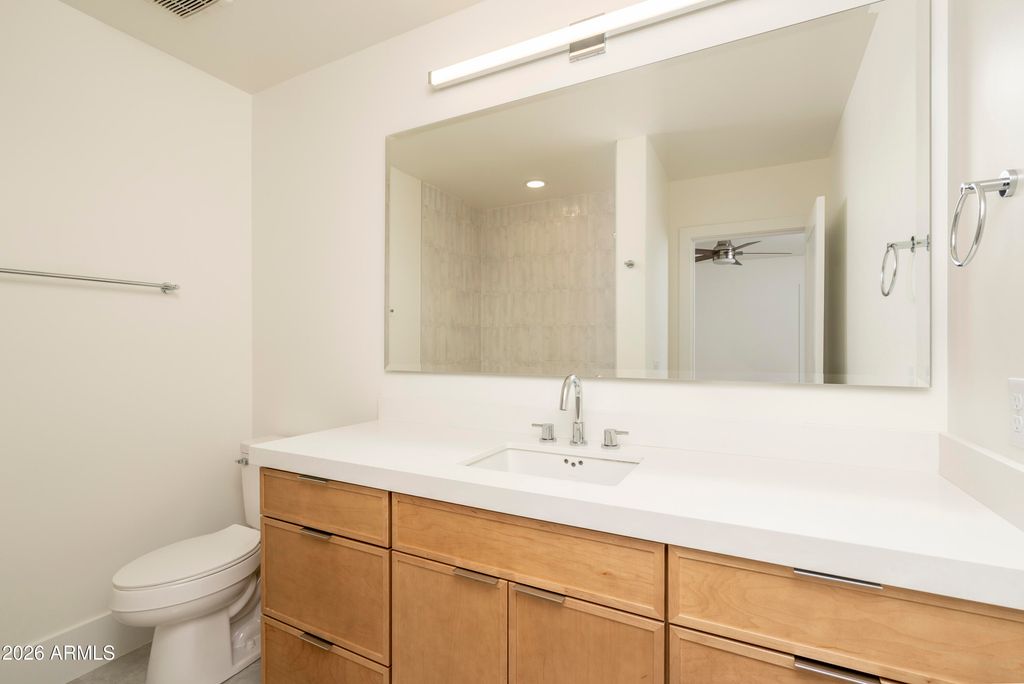 Image 6 of property listing at 518 W Holly Street, Phoenix, AZ 85003