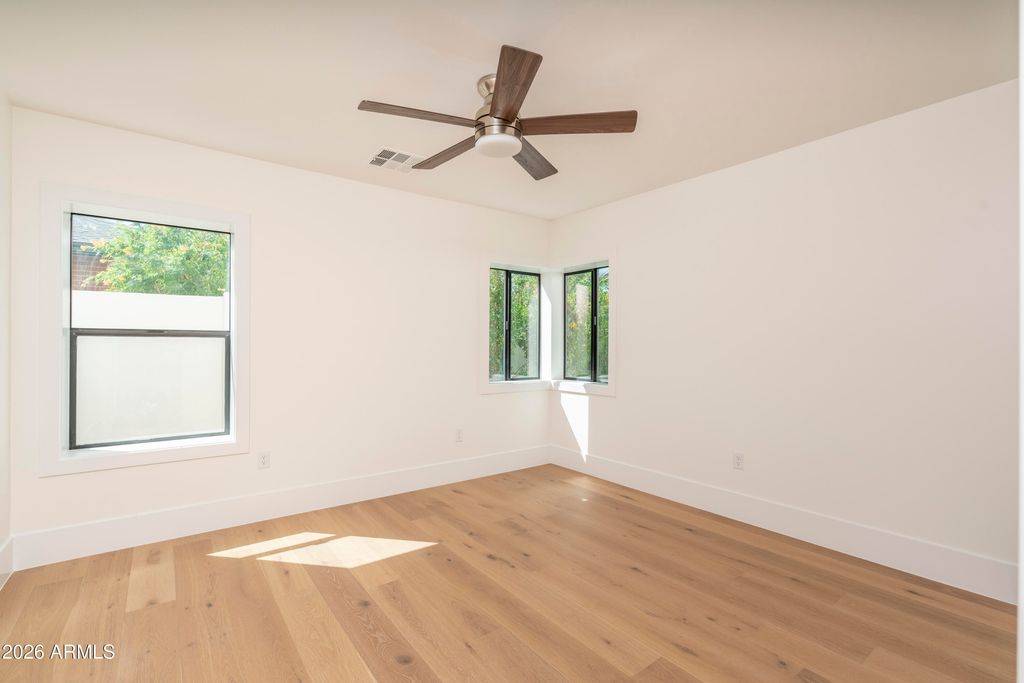 Image 7 of property listing at 518 W Holly Street, Phoenix, AZ 85003