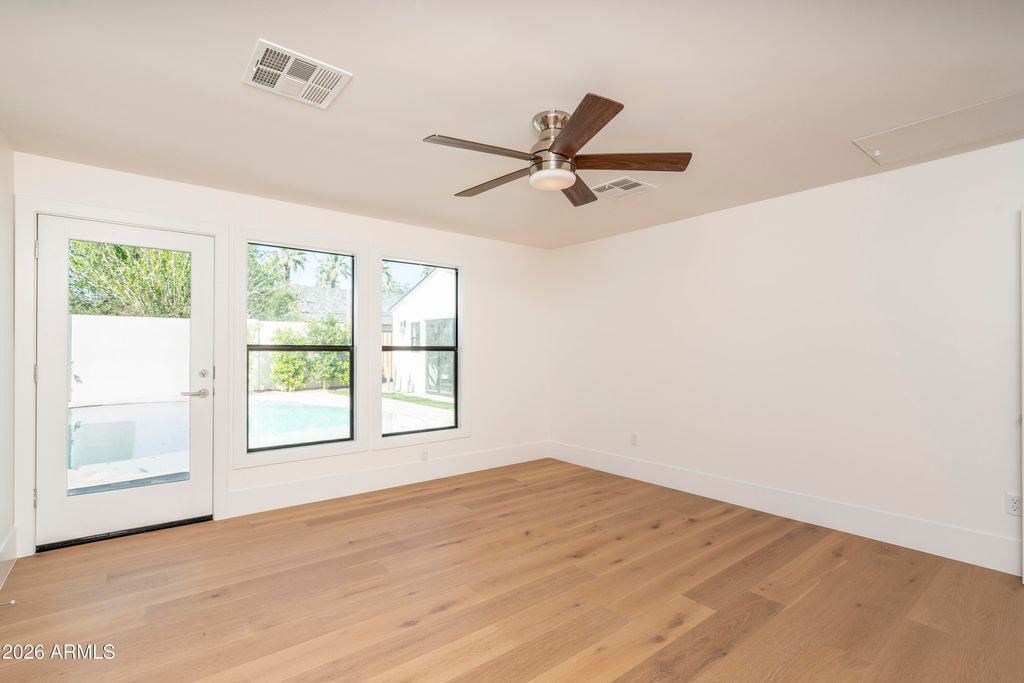 Image 8 of property listing at 518 W Holly Street, Phoenix, AZ 85003