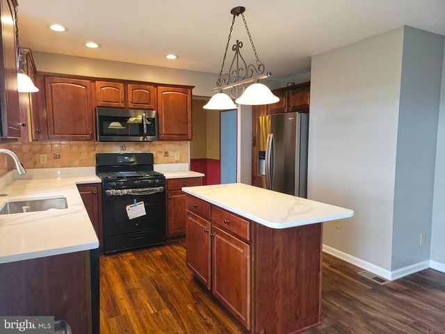 219 BERKSHIRE DR, Douglassville, PA 19518