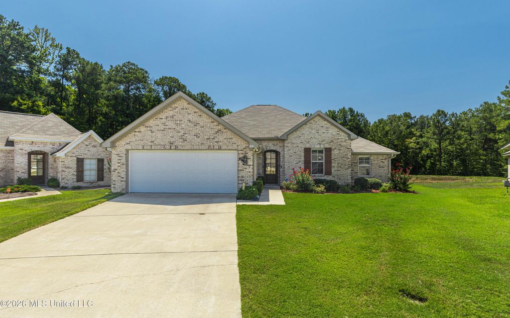 1019 Silver Circle, Pearl, MS 39208