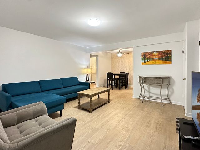 5117 N East River Road 1G, Chicago, IL 60656