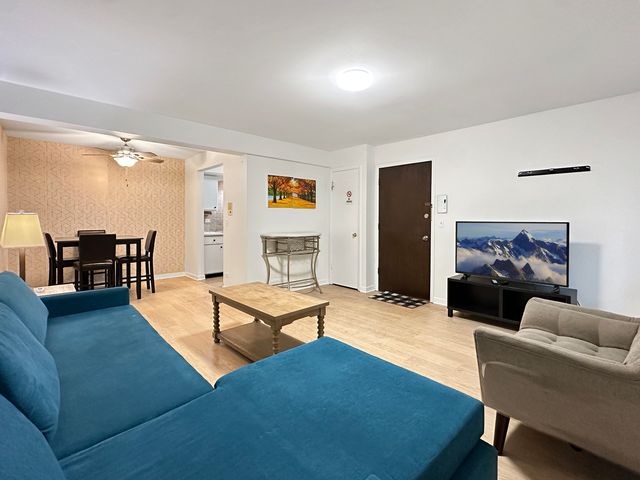 5117 N East River Road 1G, Chicago, IL 60656
