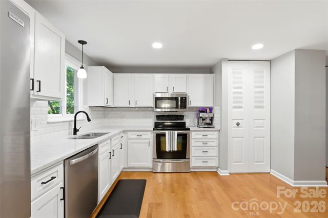 6723 Rollingridge Drive, Charlotte, NC 28211