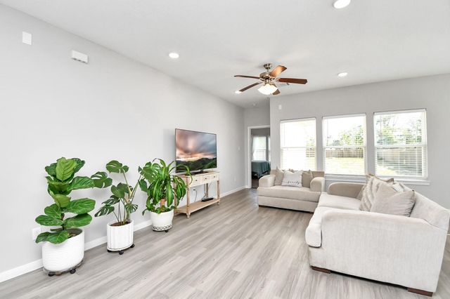 1294 Road 5102, Cleveland, TX 77327