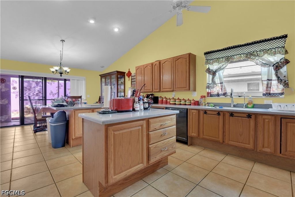 Image 11 of property listing at 2704 SW 2nd PL, Cape Coral, FL 33914