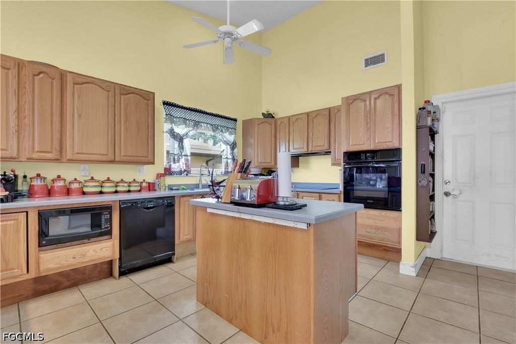 Image 12 of property listing at 2704 SW 2nd PL, Cape Coral, FL 33914