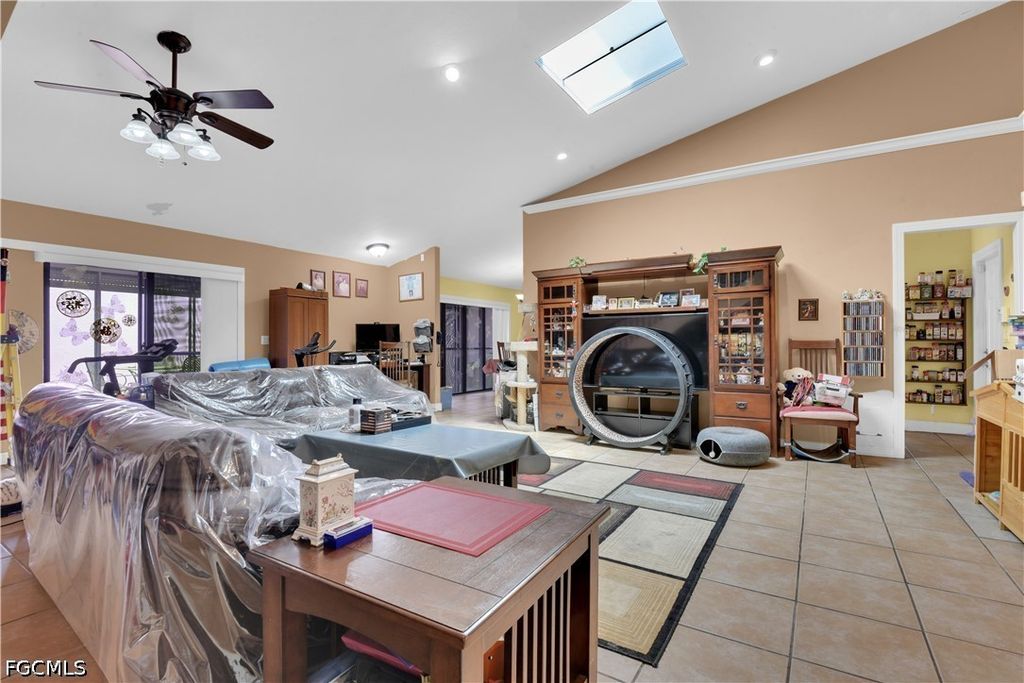 Image 14 of property listing at 2704 SW 2nd PL, Cape Coral, FL 33914