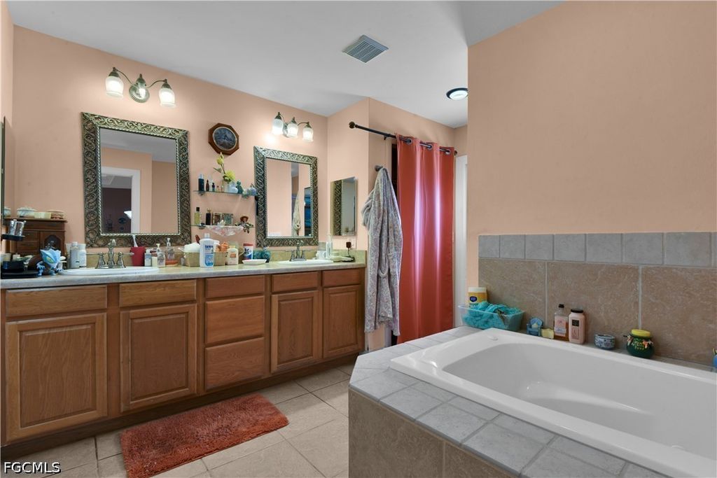 Image 17 of property listing at 2704 SW 2nd PL, Cape Coral, FL 33914