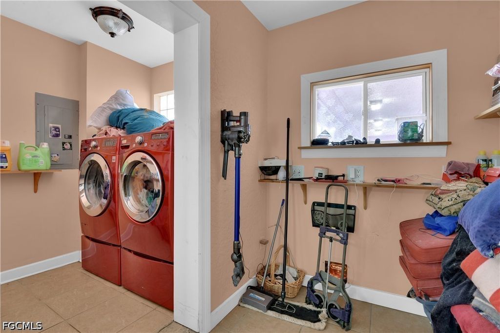 Image 19 of property listing at 2704 SW 2nd PL, Cape Coral, FL 33914