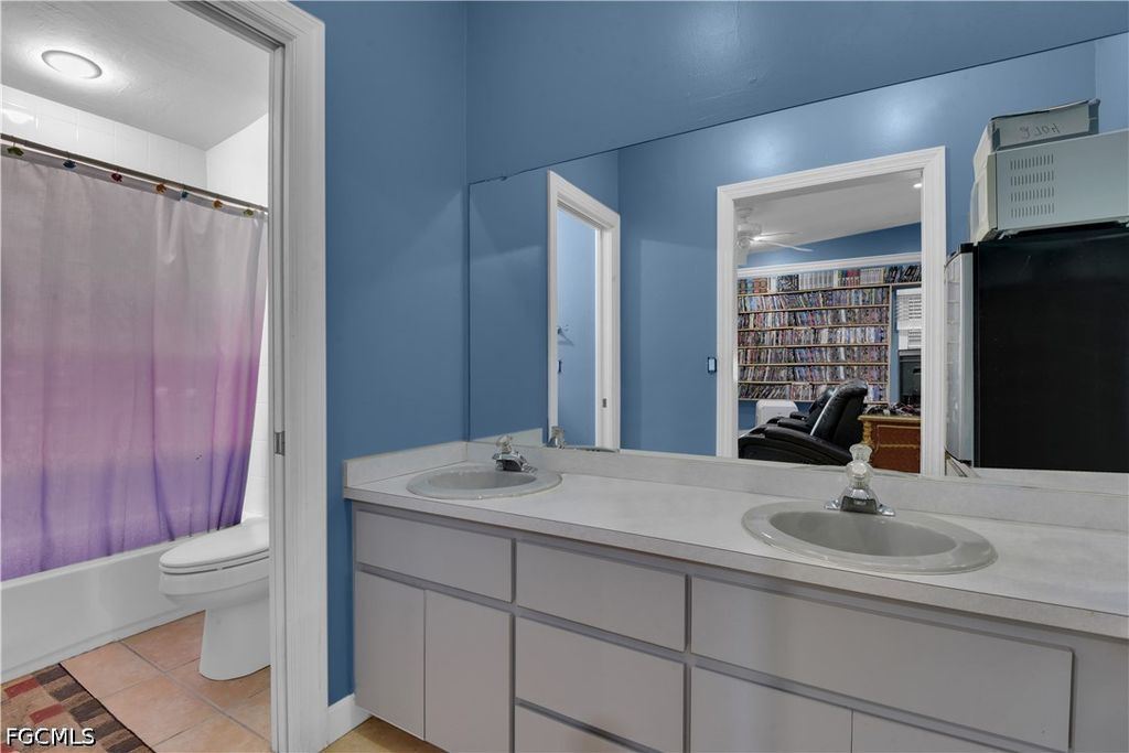 Image 29 of property listing at 2704 SW 2nd PL, Cape Coral, FL 33914