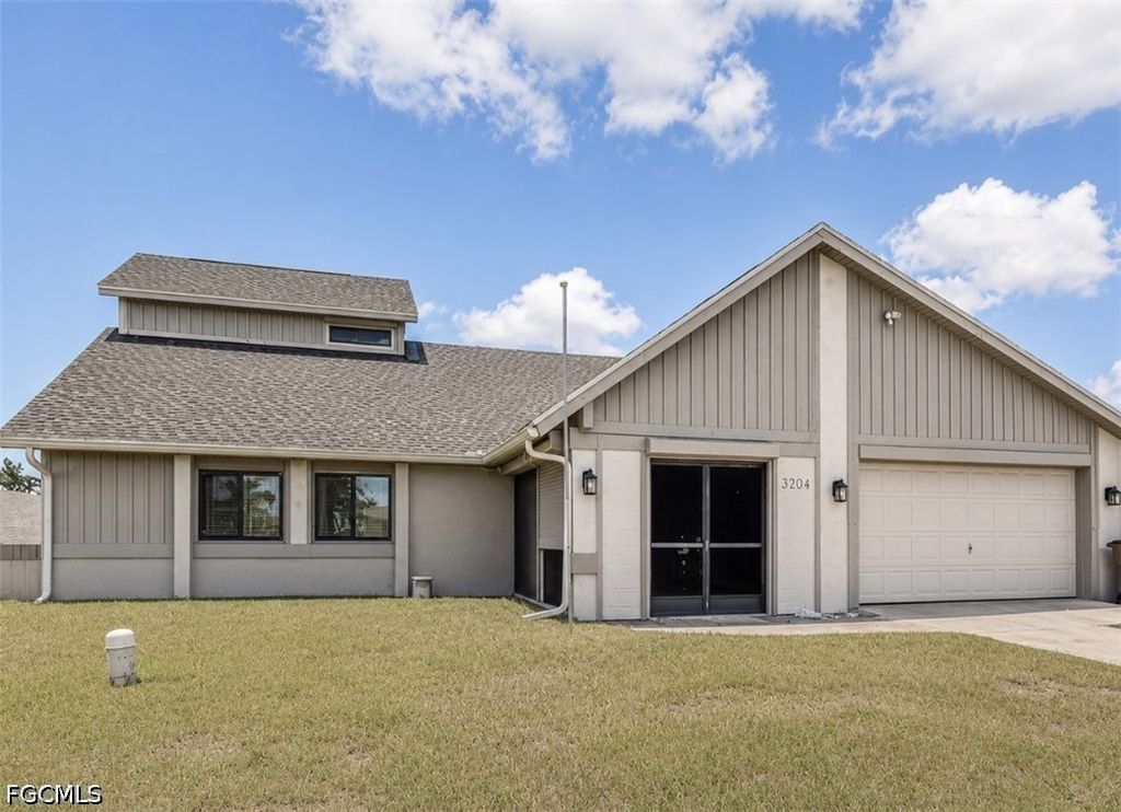 Image 3 of property listing at 2704 SW 2nd PL, Cape Coral, FL 33914