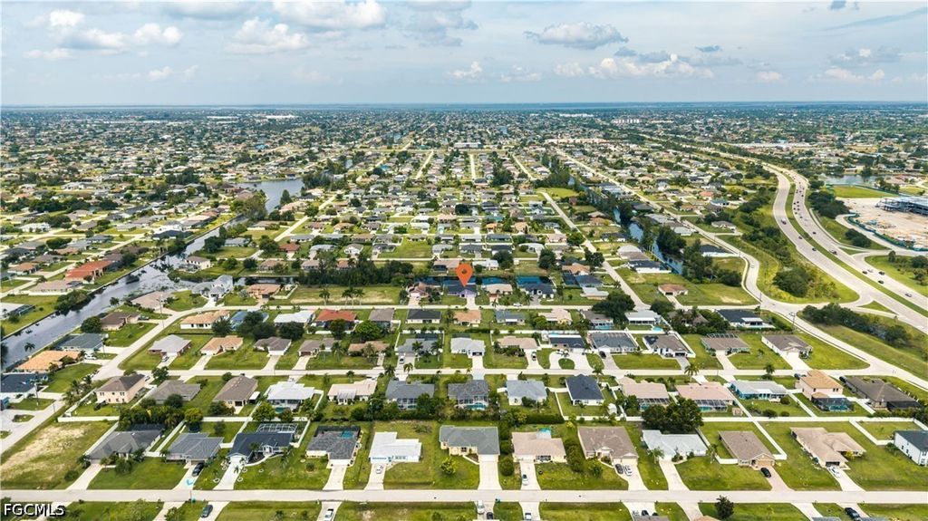 Image 33 of property listing at 2704 SW 2nd PL, Cape Coral, FL 33914