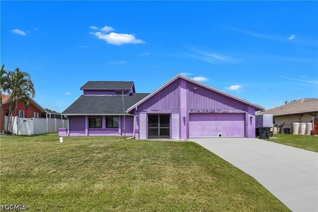 Image 4 of property listing at 2704 SW 2nd PL, Cape Coral, FL 33914