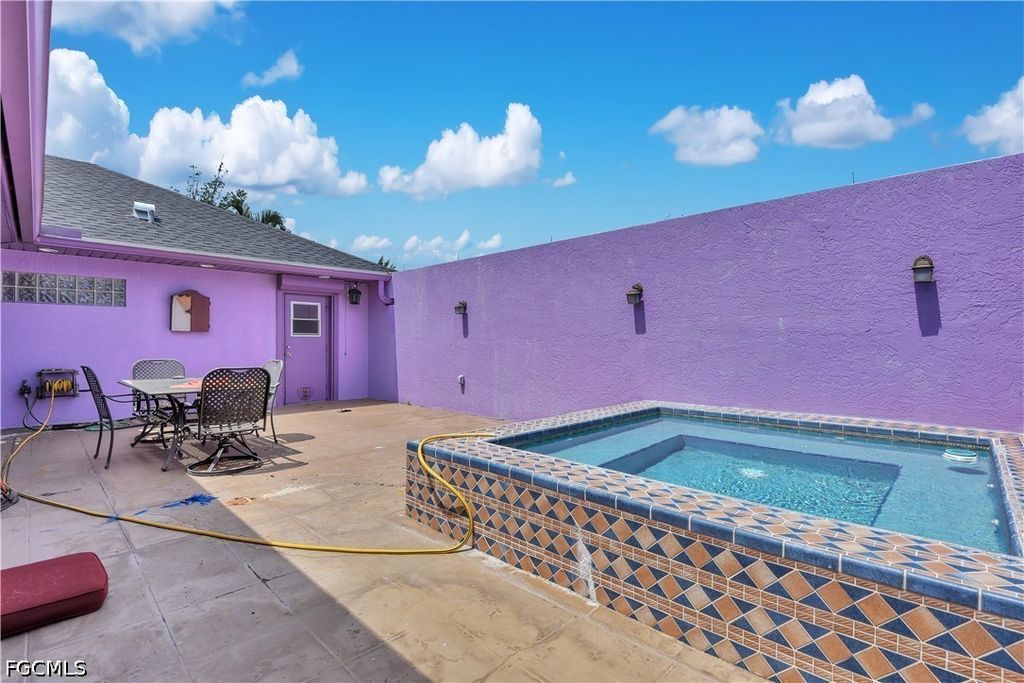 Image 6 of property listing at 2704 SW 2nd PL, Cape Coral, FL 33914