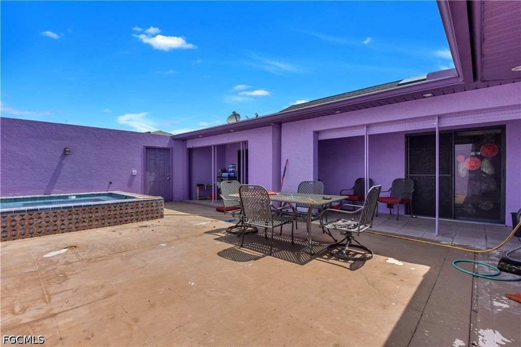 Image 7 of property listing at 2704 SW 2nd PL, Cape Coral, FL 33914