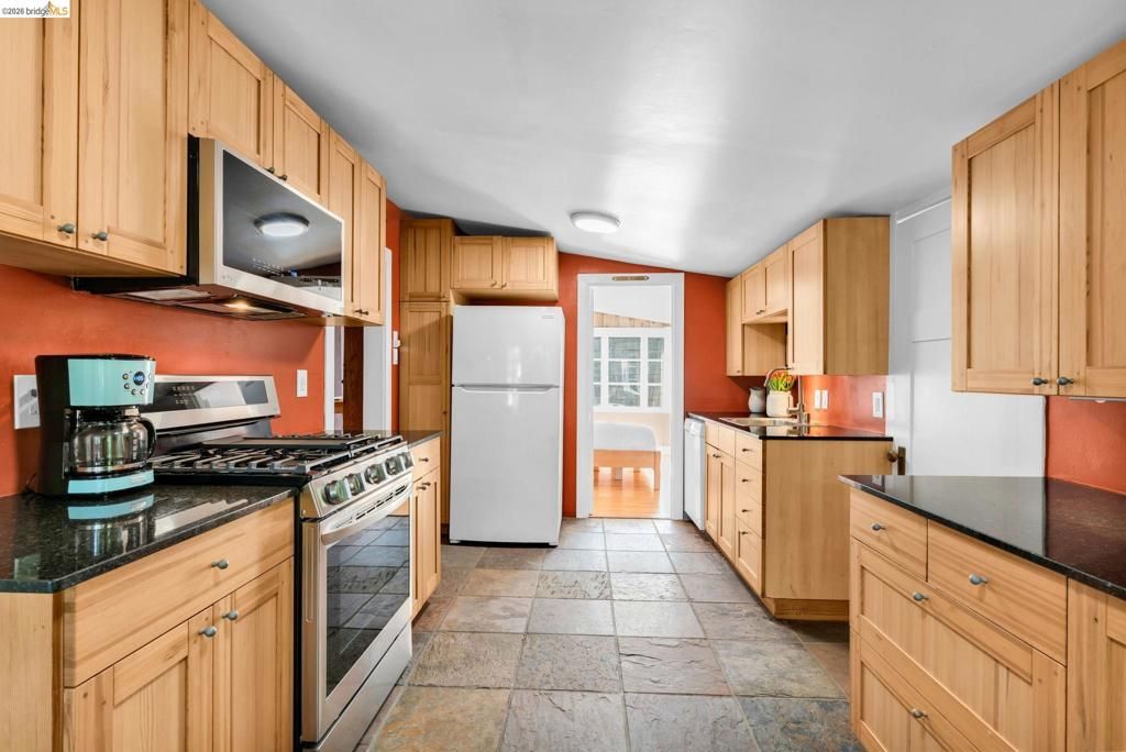 Image 16 of property listing at 1101 1101 Mountain Blvd, Oakland, CA 94611