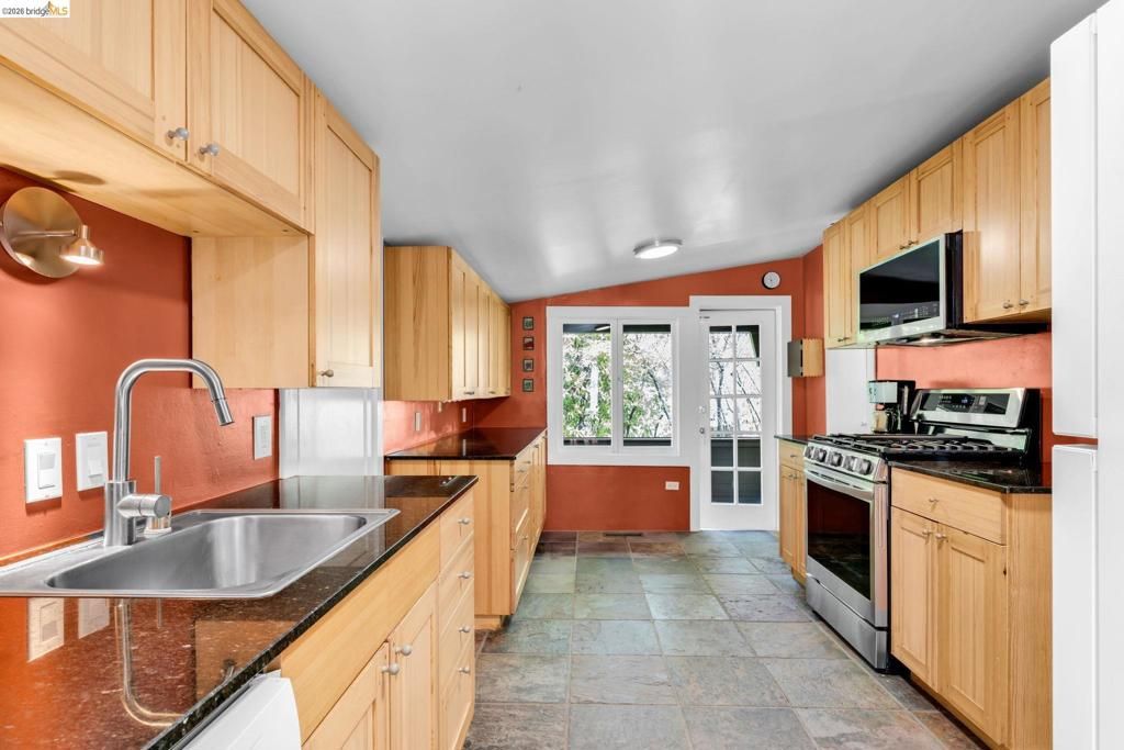 Image 19 of property listing at 1101 1101 Mountain Blvd, Oakland, CA 94611