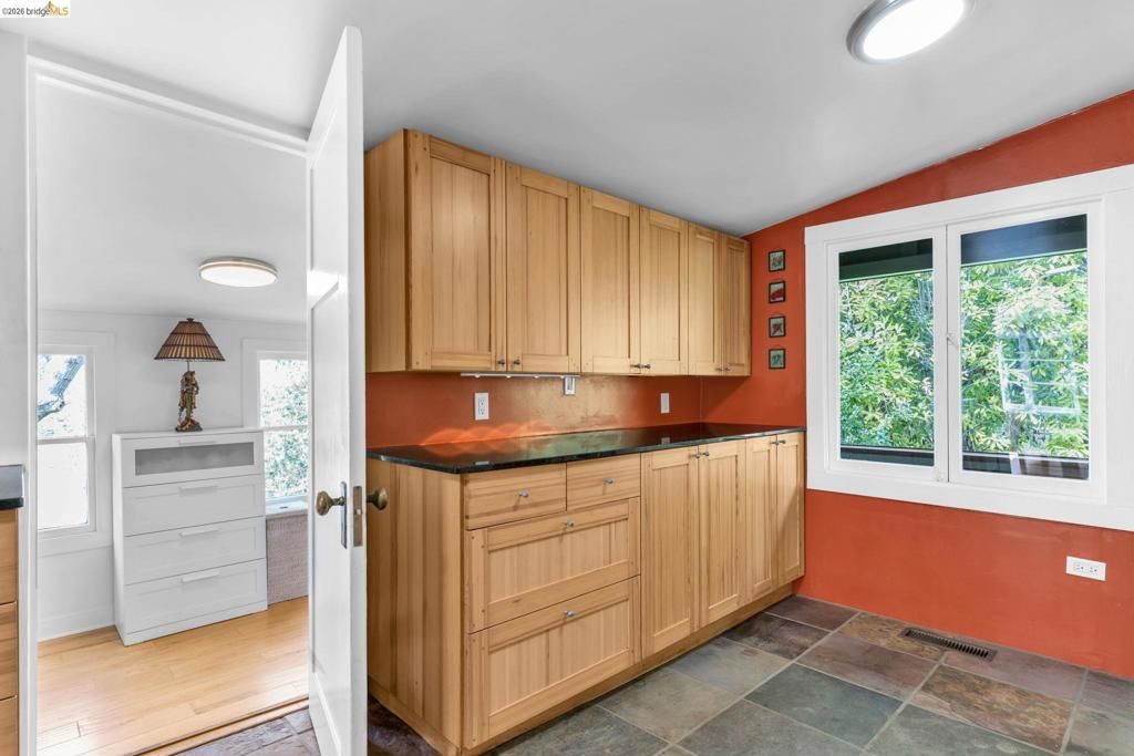 Image 22 of property listing at 1101 1101 Mountain Blvd, Oakland, CA 94611