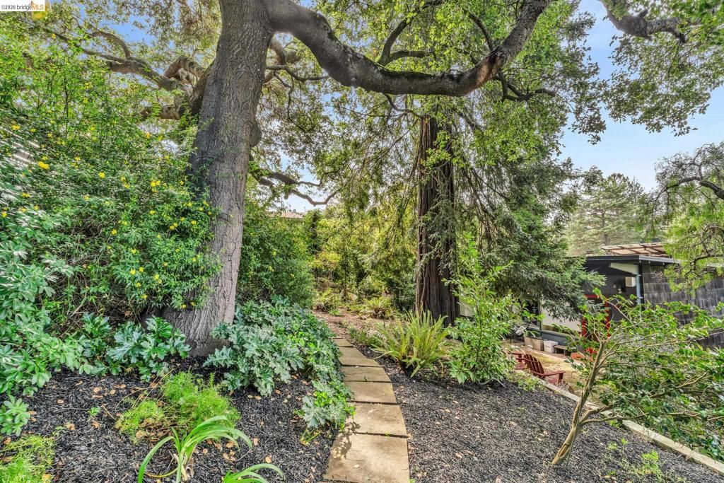 Image 40 of property listing at 1101 1101 Mountain Blvd, Oakland, CA 94611