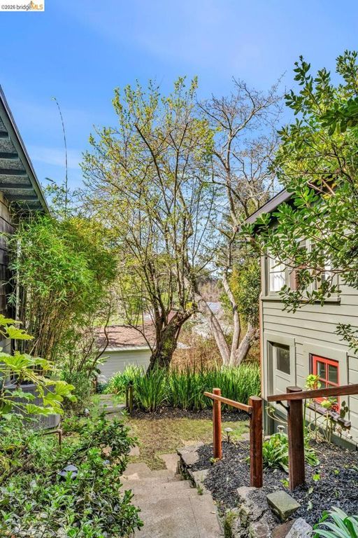 Image 43 of property listing at 1101 1101 Mountain Blvd, Oakland, CA 94611