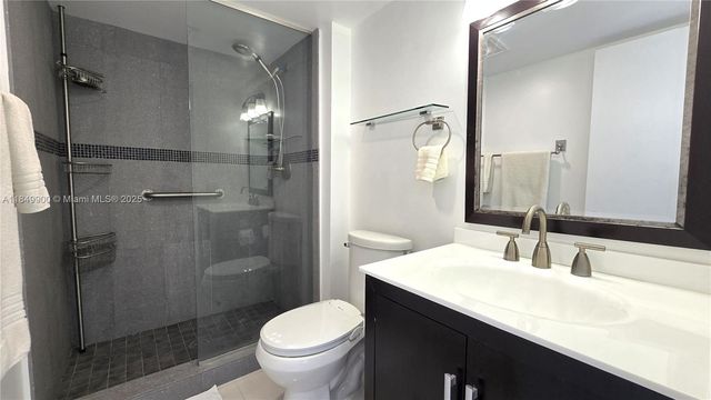 3731 N Country Club Dr 1825, Aventura, FL 33180