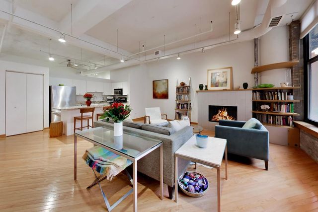 333 W Hubbard Street 209, Chicago, IL 60654