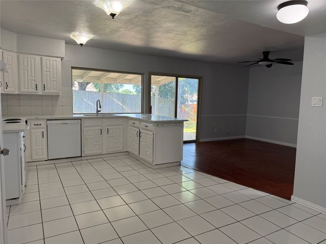 7002 Forestview Drive, Arlington, TX 76016
