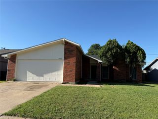 7002 Forestview Drive, Arlington, TX 76016
