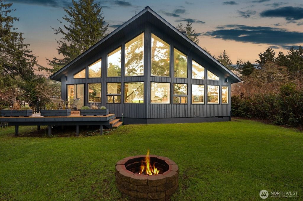 147 Octopus Avenue NE, Ocean Shores, WA 98569