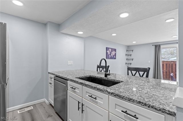 9648 E Idlewood Drive, Twinsburg, OH 44087